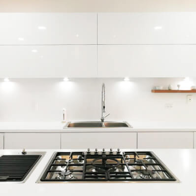 cocina moderna blanca lamina de alto brillo