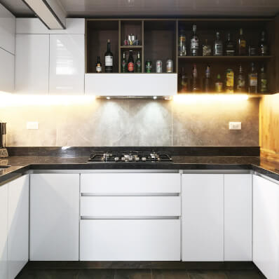 cocina blanco con madera mesón en granito